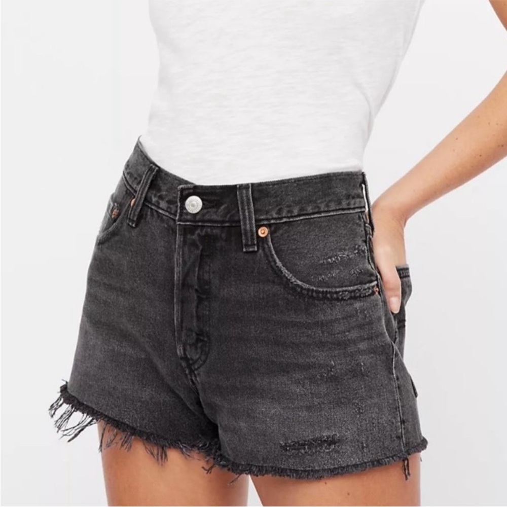 Women’s Levi’s 501 Shorts in Slashed Black Size 24